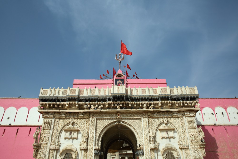 KRYSÍ CHRÁM KARNI MATA
Základy chrámu byly položeny před 600 lety, ale stavba, jak ji vidíme v současné podobě, byla dokončena na začátku 20. století v pozdním mughalském stylu bikanerským maharádžou Ganga Singhem.
